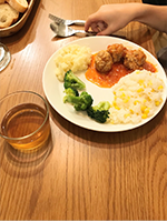 ミートボールやポテトを盛ったお皿