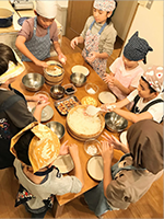 おむすびを作っているオムライス